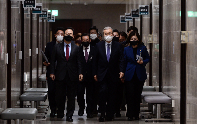김종인 '갈지자' 리더십...反기업법 찬성에 보수 정체성 흔들