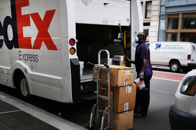 페덱스 배송 직원이 지난 9월 미국 뉴욕의 맨해튼에서 배송 물품을 나르고 있다./AFP연합뉴스