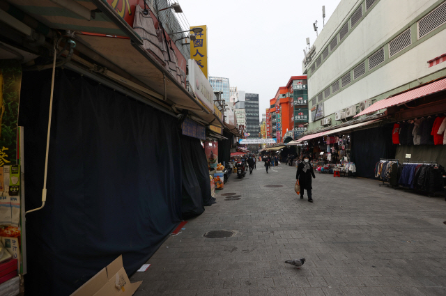 코로나19 집단 감염이 발생한 남대문시장에 문 닫힌 상점들이 눈에 띈다./연합뉴스