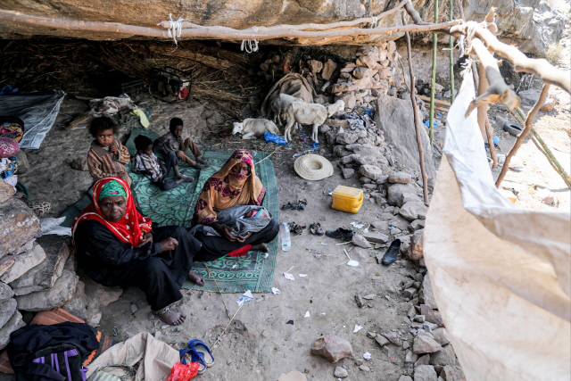 예멘 남서부 도시 타이즈의 외곽에서 가난과 집 부족으로 고통받는 한 난민 가족이 동굴 근처에 허름한 판잣집을 마련해 기거하고 있다./연합뉴스