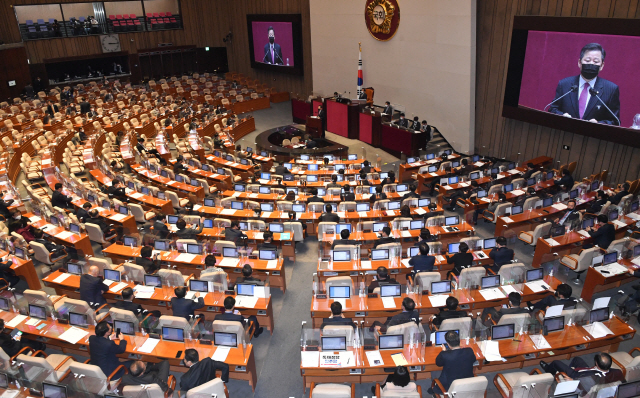 이철규 국민의힘 의원이 10일 오후 서울 여의도 국회에서 열린 본회의에서 국가정보원법 전부개정법률안에 대한 무제한 토론(필리버스터)을 하고 있다. /연합뉴스