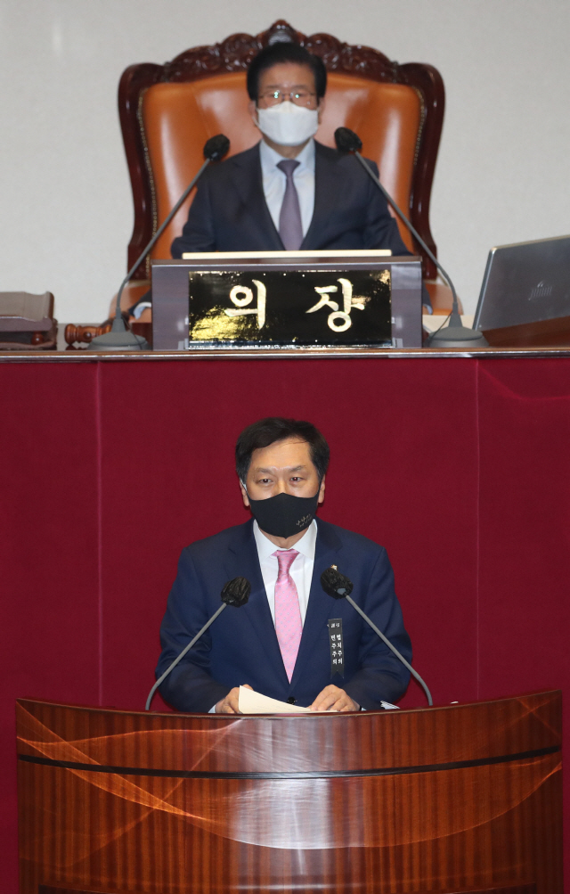 김기현 국민의힘 의원이 9일 오후 국회 본회의에서 고위공직자범죄수사처 설치 및 운영에 관한 법률 일부개정법률안(대안)에 대해 무제한 토론(필리버스터)을 하고 있다./ 연합뉴스