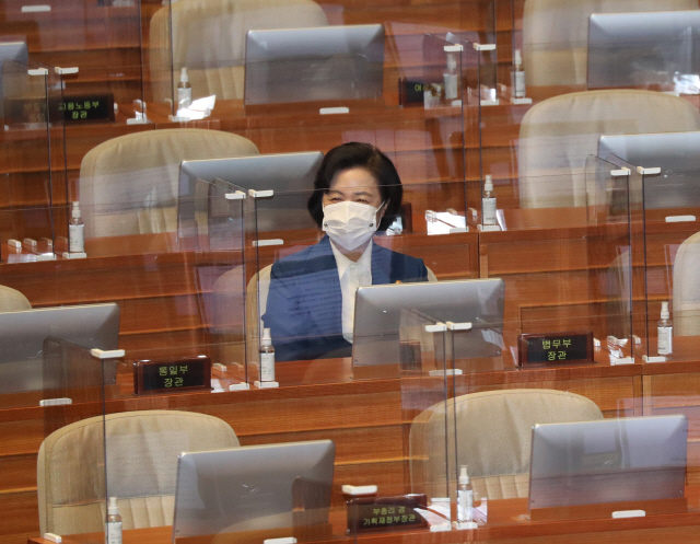 추미애 법무부 장관이 10일 오후 서울 여의도 국회에서 열린 본회의에서 고위공직자범죄수사처(공수처)법 설치 및 운영에 관한 일부개정법률안이 통과된 후 미소를 지으며 장관석에 앉아 있다. /연합뉴스