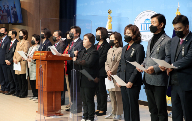 국민의힘 전주혜, 이주환 의원 등 초선의원들이 11일 오전 국회 소통관에서 기자회견을 열고 무제한 토론에 초선의원 전원이 참가하기로 결의했다고 밝히고 있다. /연합뉴스