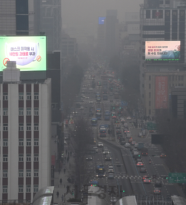 서울의 초미세먼지 농도가 '매우 나쁨' 단계를 보이며 초미세먼지 주의보가 발령된 11일 오전 서울 종로구 도심이 탁한 모습을 보이고 있다. 서울에 초미세먼지 주의보가 발령된 건 올해로 다섯 번째다./오승현기자 2020.12.11