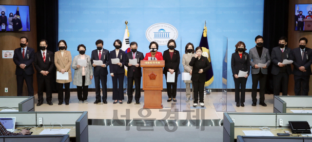 국민의힘 전주혜, 이주환 의원 등 초선의원들이 11일 오전 국회 소통관에서 기자회견을 열고 무제한 토론에 초선의원 전원이 참가하기로 결의했다고 말하고 있다./권욱기자 2020.12.11