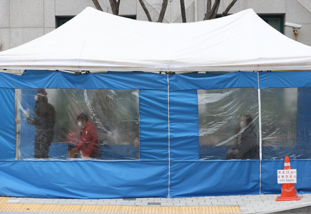 보건소 선별진료소에서 시민들이 신종코로나바이러스감염증 검사를 받기 위해 기다리고 있다./연합뉴스