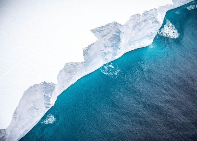 영국 공군(RAF)이 지난 4일(현지시간) 촬영한 세계 최대 빙산 ‘A68a’ 모습./영국 공군 페이스북 캡처