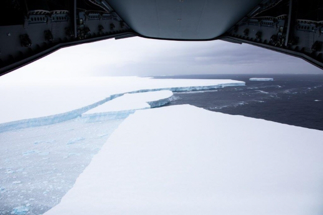 세계 최대 빙산 ‘A68a’ 모습./영국 공군 페이스북 캡처