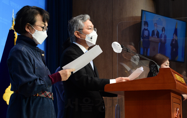 최강욱 열린민주당 대표가 11일 국회 소통관에서 검찰청법-법원조직법 일부개정법률안 대표 발의 기자회견을 갖고 있다./권욱기자 2020.12.11