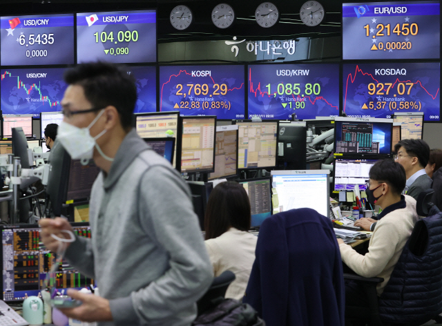 11일 오전 서울 중구 하나은행 본점 딜링룸에서 직원이 업무를 보고 있다. /연합뉴스