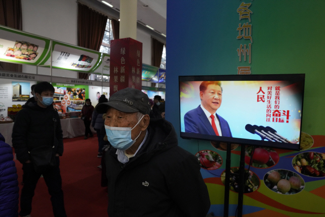 지난 5일 중국 베이징에서 열린 신장 농산물전에 설치된 디스플레이 기기에서 시진핑 국가 주석의 모습에 선전 슬로건을 합성한 영상이 나오고 있다. 선전 구호는 “좋은 삶에 대한 인민의 욕구는 우리가 싸워 얻으려는 목표”라고 주장하고 있다. /AP연합뉴스