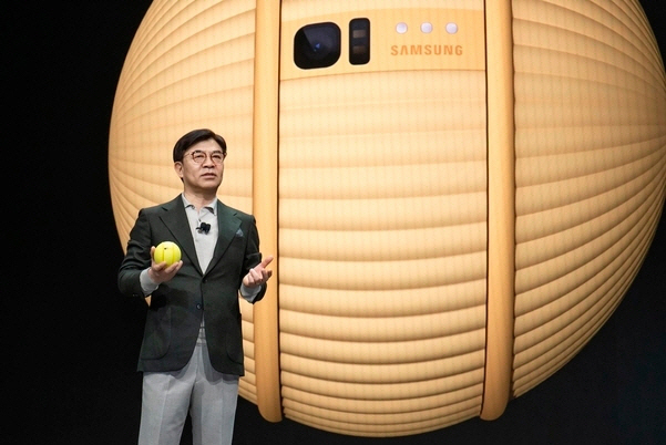 김현석 삼성전자 사장이 지난 1월 ‘CES 2020’ 기조연설에서 지능형 컴퍼니언 로봇 ‘볼리’를 선보이고 있다. /사진 제공=삼성전자