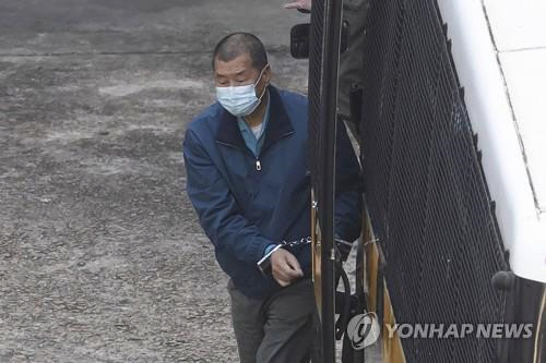 홍콩 민주화 활동가 지미 라이가 지난 3일 사기혐의로 구속 수감되는 모습./AP연합뉴스