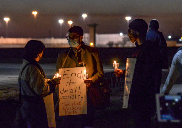 미국 인디애나주 테레호테의 연방교도소 앞에서 10일 사형 반대 운동가들이 시위하고 있다. /AP연합뉴스