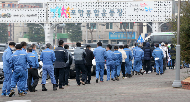 11일 경북 포항시 남구 대도동 포항종합운동장에서 기업체 직원들이 코로나19 검사를 받기 위해 서 있다./연합뉴스