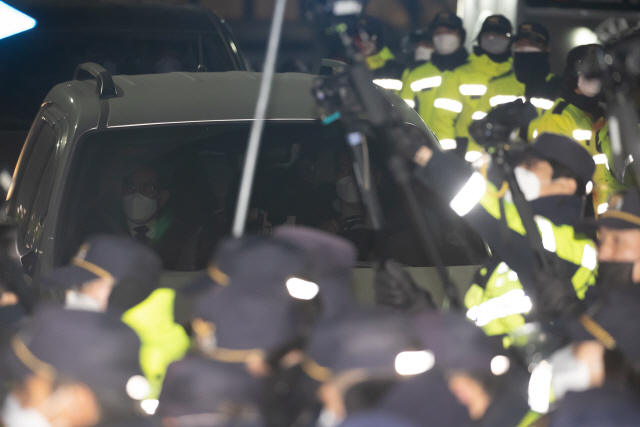 아동 성범죄자 조두순을 태운 관용차량이 12일 오전 구로구 서울남부교도소를 나서고 있다. /연합뉴스