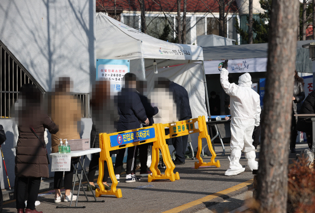 코로나 ‘3차 대유행’의 확산세가 이어지는 가운데 12일 오전 서울 강서구보건소 선별진료소에서 시민들이 검사를 받기 위해 기다리고 있다./연합뉴스