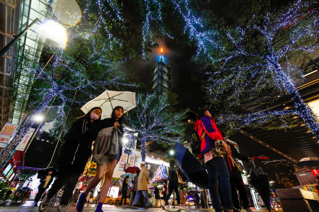 지난 4일 대만 타이페이 시민들이 크리스마스 장식이 된 거리를 걷고 있다./EPA연합뉴스