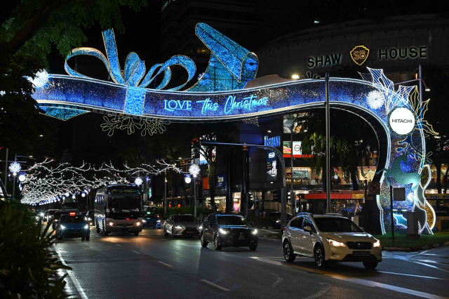 지난 8일 싱가포르의 쇼핑 거리인 오차드로드가 크리스마스 분위기로 장식돼 있다./AFP연합뉴스