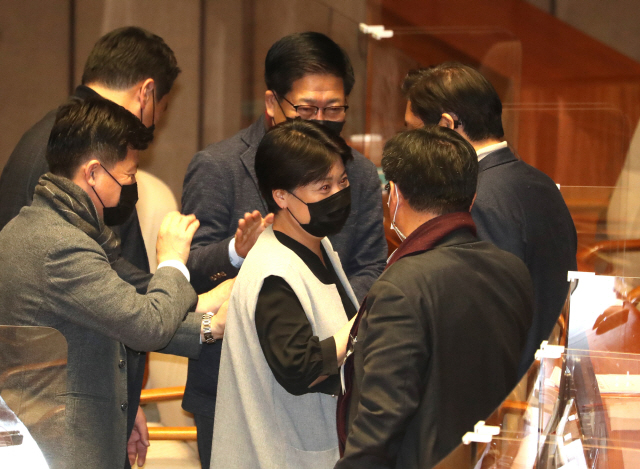 국민의힘 윤희숙 의원이 12일 필리버스터를 마친 뒤 동료의원들로부터 격려받고 있다./연합뉴스