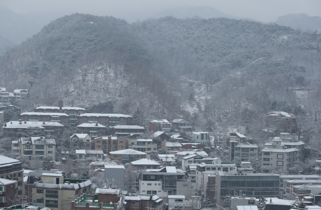 서울 전역을 비롯한 전국 곳곳에 대설주의보가 내려진 13일 오전 서울의 한 주택가에 눈이 쌓여 있다. /연합뉴스