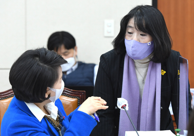 윤미향(오른쪽) 더불어민주당 의원(오른쪽)/ 연합뉴스