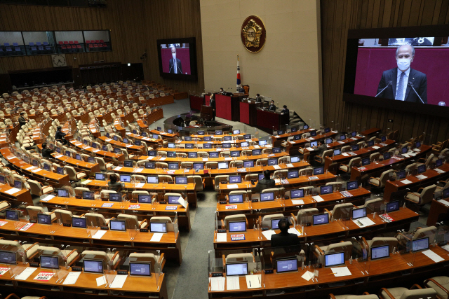 이용우 더불어민주당 의원이 13일 새벽 서울 여의도 국회에서 열린 본회의에서 국가정보원법 전부개정 법률안에 대한 무제한 토론(필리버스터)을 하고 있다./연합뉴스