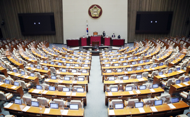 지난 12일 오전 4시12분께 국회에서 열린 국민의힘 윤희숙 의원의 국가정보원법 전부개정 법률안에 대한 무제한 토론(필리버스터)이 끝난 뒤 방역을 위해 본회의가 정회됐다./ 연합뉴스