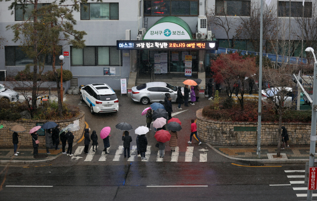 13일 서울 강서구보건소에 마련된 신종 코로나바이러스 감염증(코로나19) 선별진료소에서 검사를 받으려는 시민들이 줄을 서고 있다. /연합뉴스