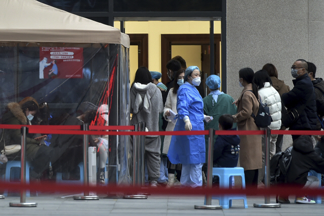 중국 청두시의 주민들이 지난 8일 시내의 한 병원에 마련된 코로나19 진료소에 줄지어 있다. 청두에서는 가족과 이웃 주민 등 5명이 코로나19 확진 판정을 받으면서 긴장감이 커지고 있다./AP연합뉴스