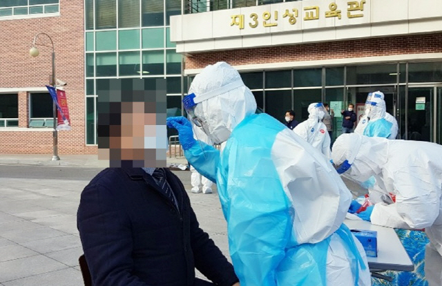 지난 3일 충남 당진시 정미면 신성대학교에 설치된 선별진료소에서 한 교직원이 신종 코로나바이러스 감염증(코로나19) 검사를 받고 있다. /사진제공=신성대