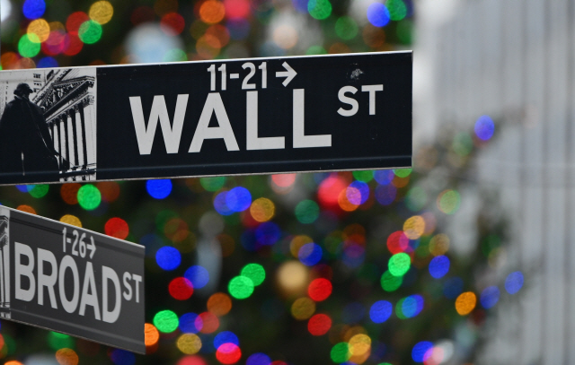 지난 9일(현지시간) 크리스마스 트리가 설치된 미국 뉴욕증권거래소(NYSE) 앞에 있는 표지판./AFP연합뉴스