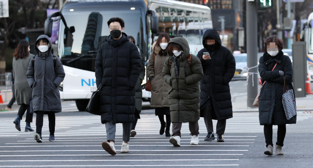 영하권의 추운 날씨를 보이는 14일 오전 서울 종로구 광화문 네거리에서 출근길 시민들이 발걸음을 옮기고 있다./연합뉴스