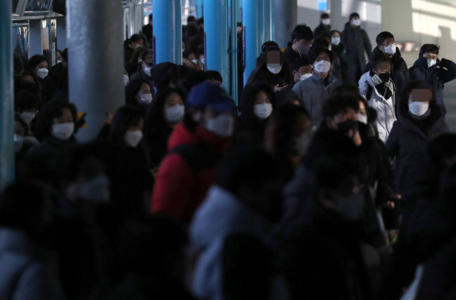 14일 오전 서울 구로구 신도림역에서 마스크를 쓴 시민들이 이동하고 있다./연합뉴스