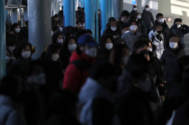 신규확진 700명대는 '일시적 감소'...3단계 여부 주중 흐름에 달렸다