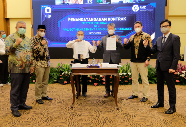 지난 10일 인도네시아 국세청에서 열린 국세 행정시스템 구축 계약식에서 이완 드주니아르디(왼쪽 세번째) 인도네시아 국세청 ICT 수석 국장과 최학주(왼쪽 네번째) LG CNS 해외사업 총괄 PM이 계약을 체결하고 기념촬영을 하고 있다./사진제공=LG CNS