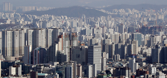 남산에서 바라본 강북 아파트./연합뉴스