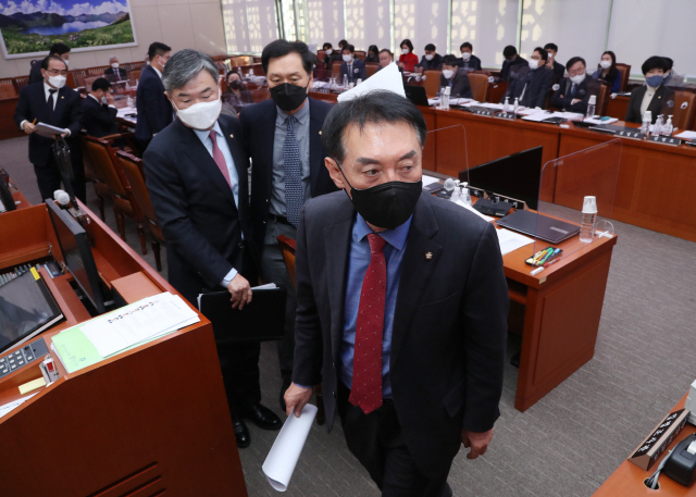 국회 외교통일위원회 소속 국민의힘 김석기 간사와 김기현 의원 등이 지난 2일 서울 여의도 국회에서 열린 외통위 전체 회의에서 ‘남북관계 발전에 관한 법률 일부개정법률안’ 표결 처리에 반대하며 집단 퇴장하고 있다. /연합뉴스