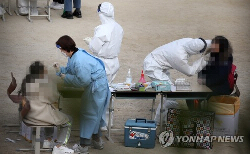 지난 13일 오전 광주광역시 서구 한 초등학교에 설치된 선별진료소에서 학생들이 신종 코로나바이러스 감염증(코로나19) 검사를 받고 있다. /사진=연합뉴스