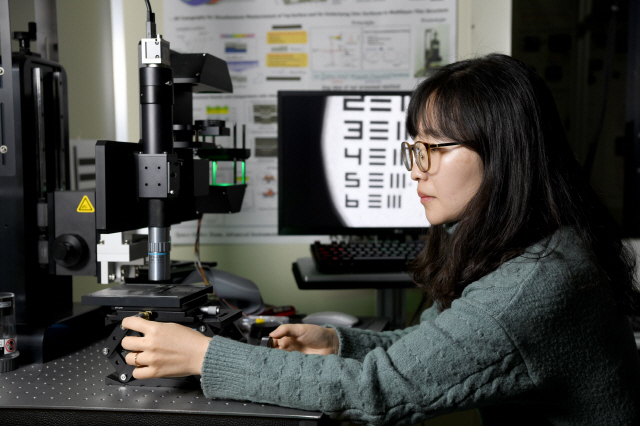 KRISS 안희경 선임연구원이 개발한 장비로 측정실험을 진행하고 있다. 사진제공=한국표준과학연구원