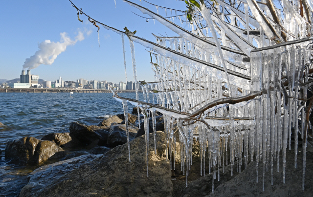올겨울 들어 가장 추운 날씨를 보인 14일 서울 여의도 한강에 고드름이 얼어 있다./성형주기자 2020.12.14