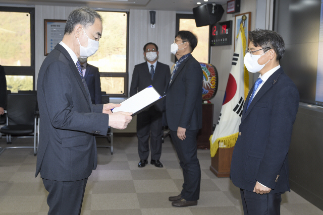 왕정홍 방위사업청장(왼쪽)이 국과연 고덕곤 체계단장에게 연구개발 장려금 지급증서를 수여하고 있다.