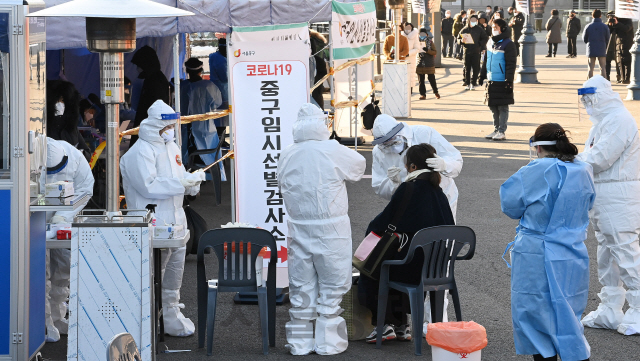 수도권 150곳의 코로나19 임시 선별검사소 운영이 시작된 14일 오전 서울역 앞 광장에 설치된 코로나19 중구 임시 선별검사소에서 시민들이 검사를 받고 있다. '무증상 감염자'를 조기에 찾아내기 위해 대학가와 교통 중심지역 등에 마련된 임시 선별검사소에서는 의심 증상이나 확진자와의 역학적 연관성이 없어도 무료로 검사를 제공하며, 휴대전화 번호 외에 다른 정보를 수집하지 않는 '익명검사'도 가능하다./오승현기자 2020.12.14