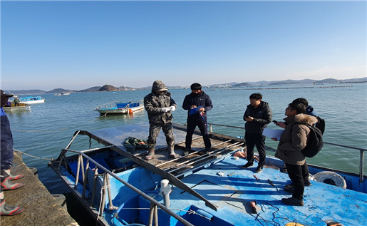 지난해 어장관리선에서 무기산 적재 단속 모습. /사진제공=경기도