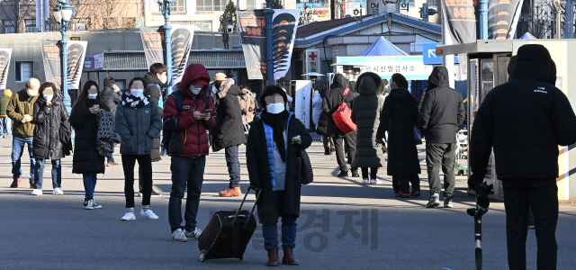 수도권 150곳의 코로나19 임시 선별검사소 운영이 시작된 14일 오전 서울역 앞 광장에 설치된 코로나19 중구 임시 선별검사소에서 시민들이 검사를 받고 있다. '무증상 감염자'를 조기에 찾아내기 위해 대학가와 교통 중심지역 등에 마련된 임시 선별검사소에서는 의심 증상이나 확진자와의 역학적 연관성이 없어도 무료로 검사를 제공하며, 휴대전화 번호 외에 다른 정보를 수집하지 않는 '익명검사'도 가능하다./오승현기자 2020.12.14