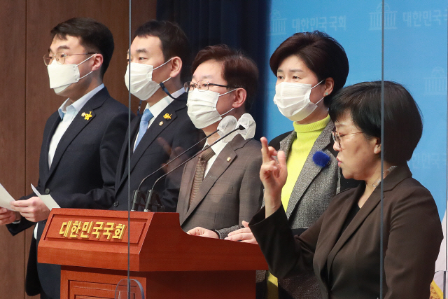 국회 법제사법위원회 더불어민주당 백혜련 간사를 비롯한 같은 당 위원들이 14일 오전 서울 여의도 국회 소통관에서 라임 사건 관련 기자회견을 하고 있다. /연합뉴스