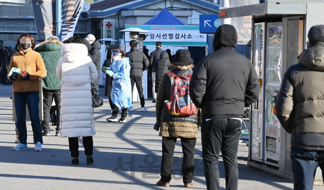 수도권 150곳의 코로나19 임시 선별검사소 운영이 시작된 14일 오전 서울역 앞 광장에 설치된 코로나19 중구 임시 선별검사소에서 시민들이 검사를 받고 있다. '무증상 감염자'를 조기에 찾아내기 위해 대학가와 교통 중심지역 등에 마련된 임시 선별검사소에서는 의심 증상이나 확진자와의 역학적 연관성이 없어도 무료로 검사를 제공하며, 휴대전화 번호 외에 다른 정보를 수집하지 않는 '익명검사'도 가능하다./오승현기자 2020.12.14