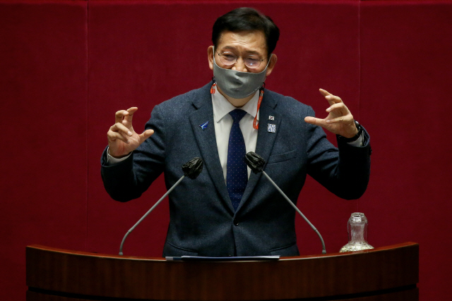 송영길 더불어민주당 의원이 14일 국회 본회의장에서 남북관계발전에 관한 법률 일부개정안(대북전단금지법)과 관련해 무제한 토론(필리버스터)을 하고 있다./권욱기자