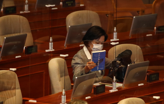 추미애 법무부 장관이 지난 9일 국회에서 ‘내가 검찰을 떠난 이유’라는 책을 가방에서 꺼내고 있다./권욱기자